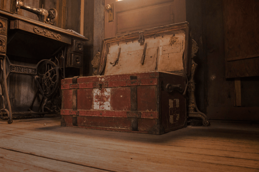 photo of an old trunk